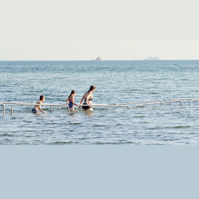 Bilden visar Vikingsstrand med den tillgängliga bryggan